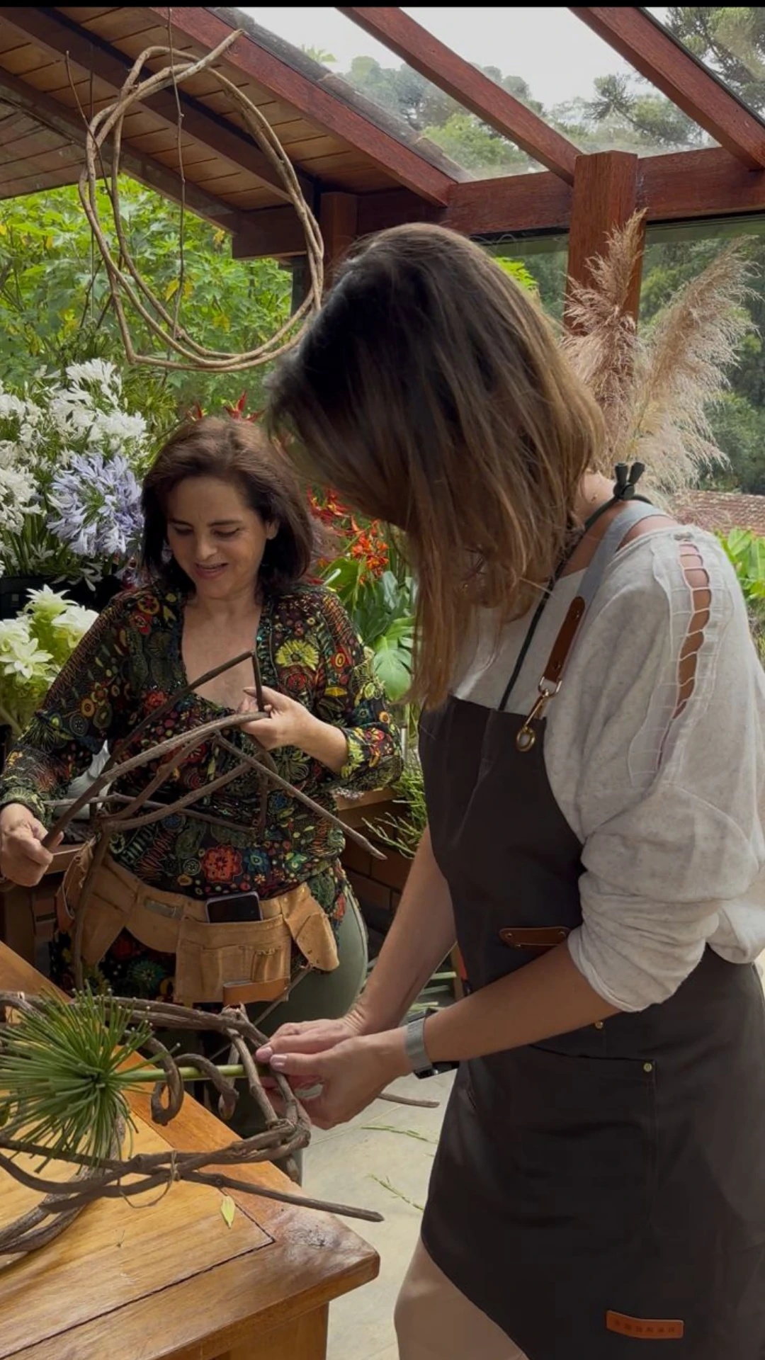 Núria orientando uma participante durante a Experiência Floral