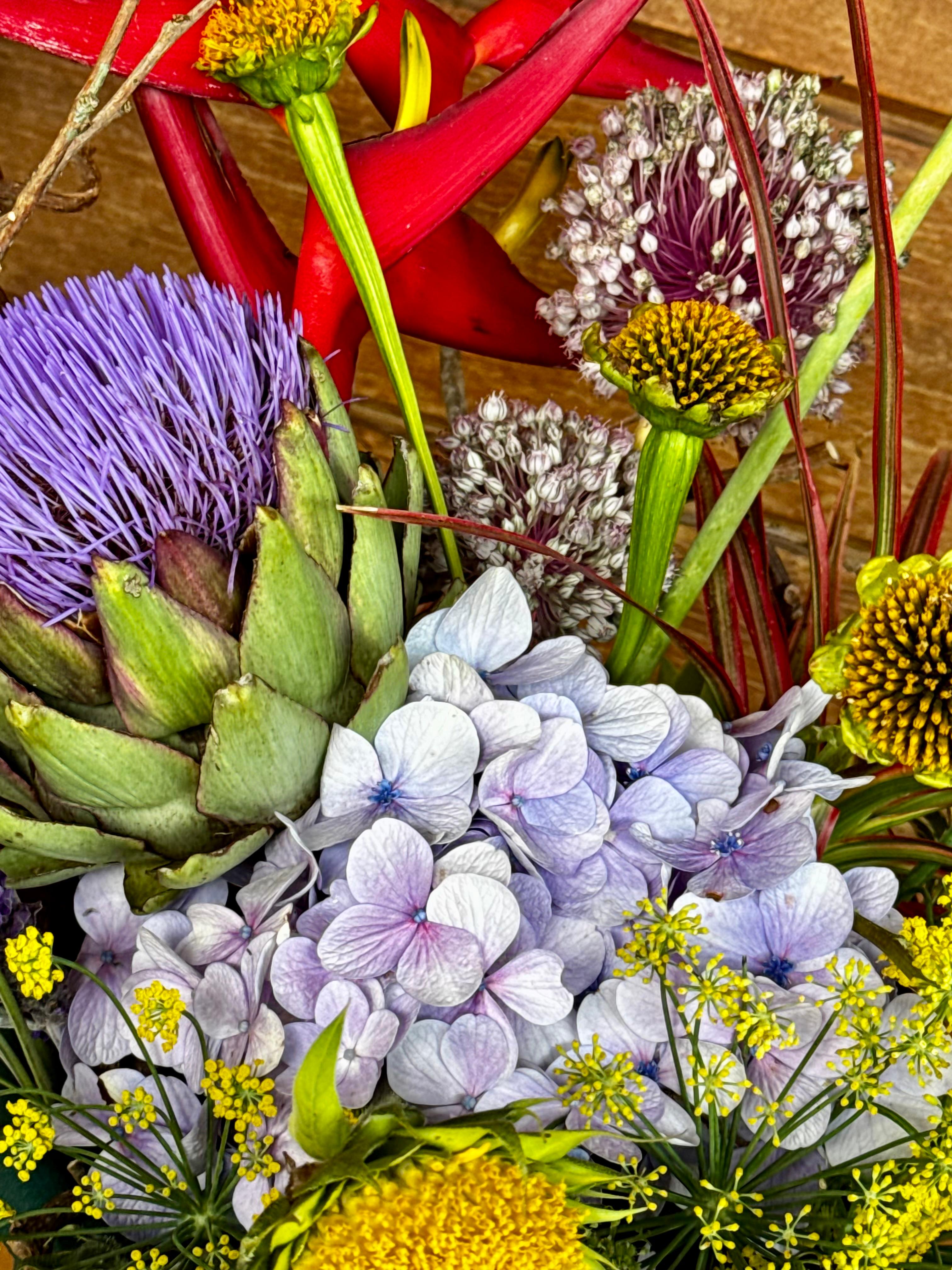 Arranjo floral criado na experiência Bioma Tropical