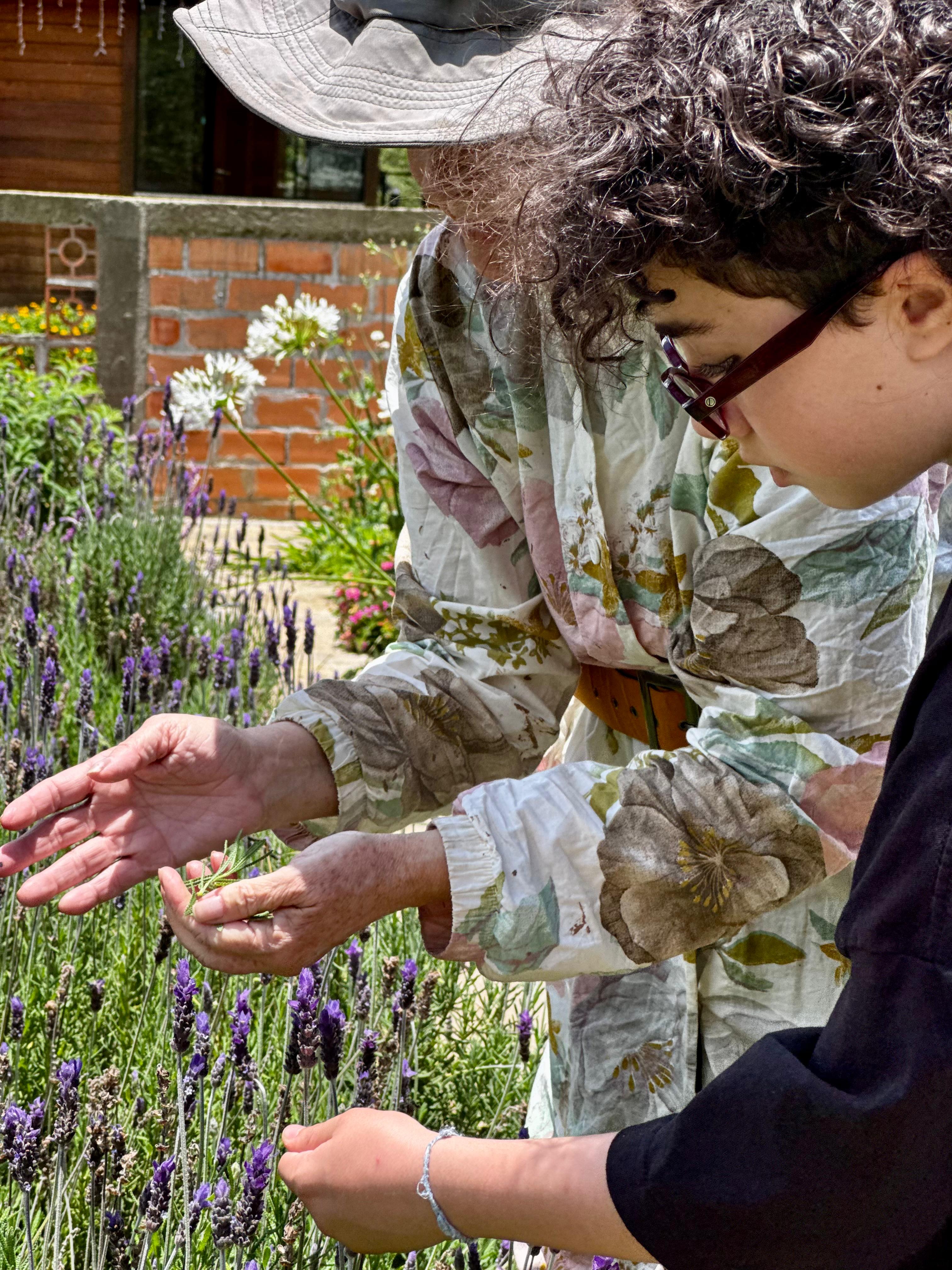 Arranjo floral criado na experiência Bioma Tropical